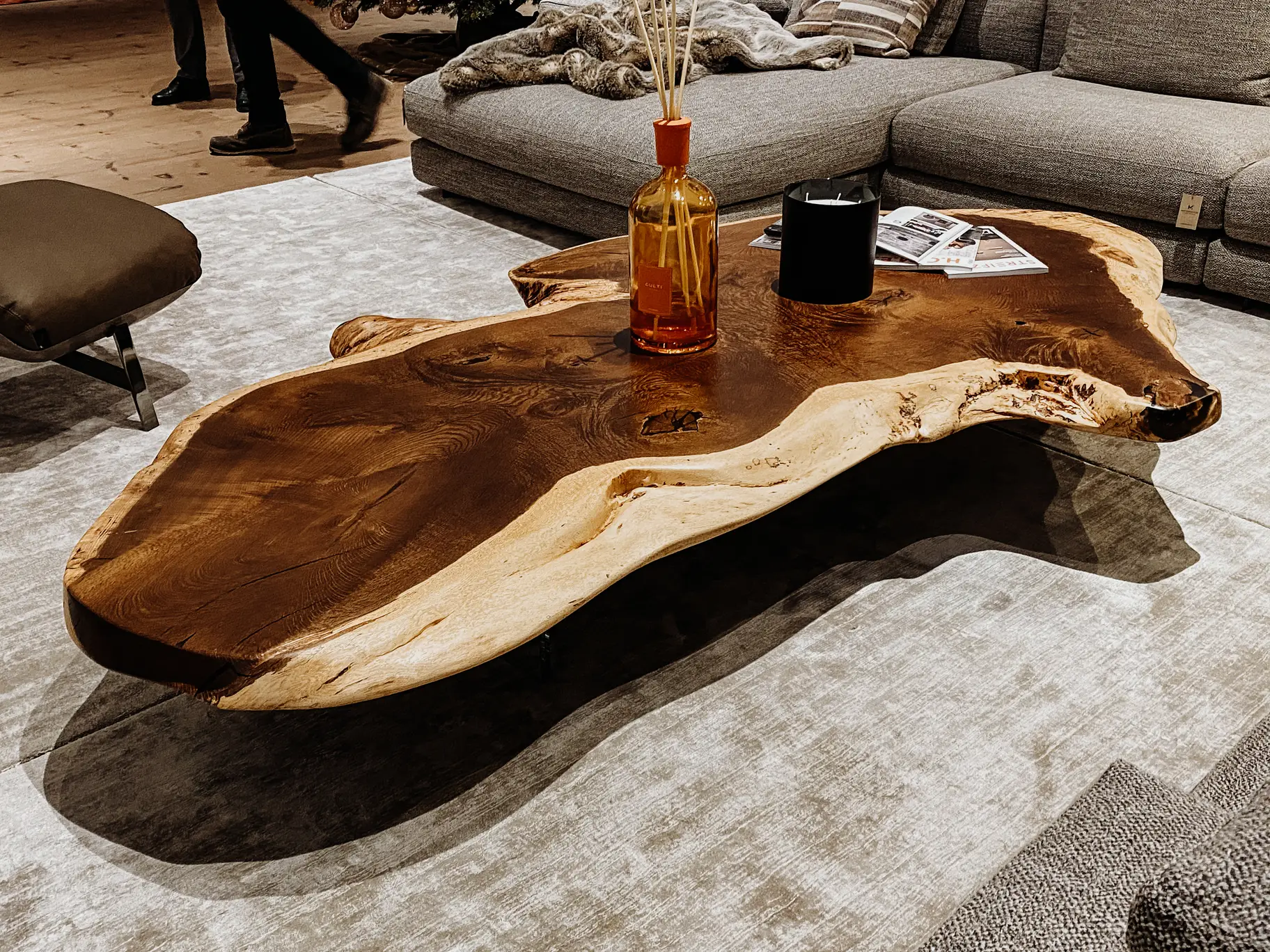 Rustikaler Couchtisch aus einem Baumstamm mit lebendiger Holzstruktur und edlen Glasbeinen, handgefertigt, Rechtsansicht