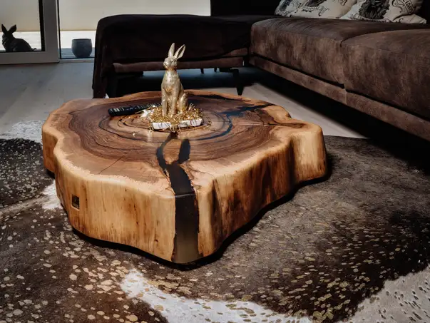 Tavolino da caffè design realizzato con un tronco e bella venatura, con piano robusto in noce.