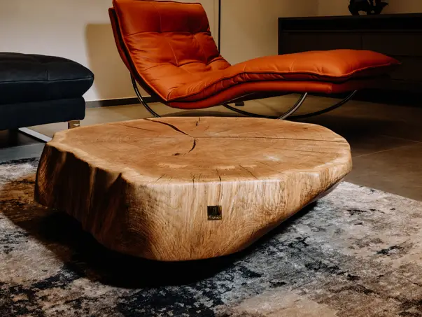 Mesa de café hecha a mano de un tronco con borde natural de roble de Stammdesign.
