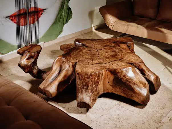 Tavolo massiccio con radice realizzato con un tronco, venatura naturale e piano robusto in noce.