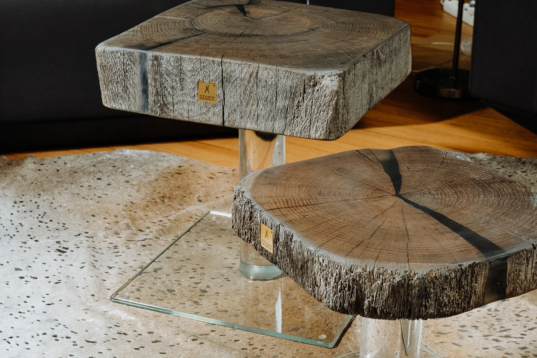 Tavolino rustico da designer realizzato con un tronco di quercia di Stammdesign, vista dettagliata.