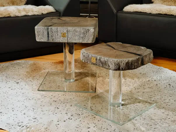 Mesa auxiliar rústica de diseñador hecha de un tronco de roble de Stammdesign.