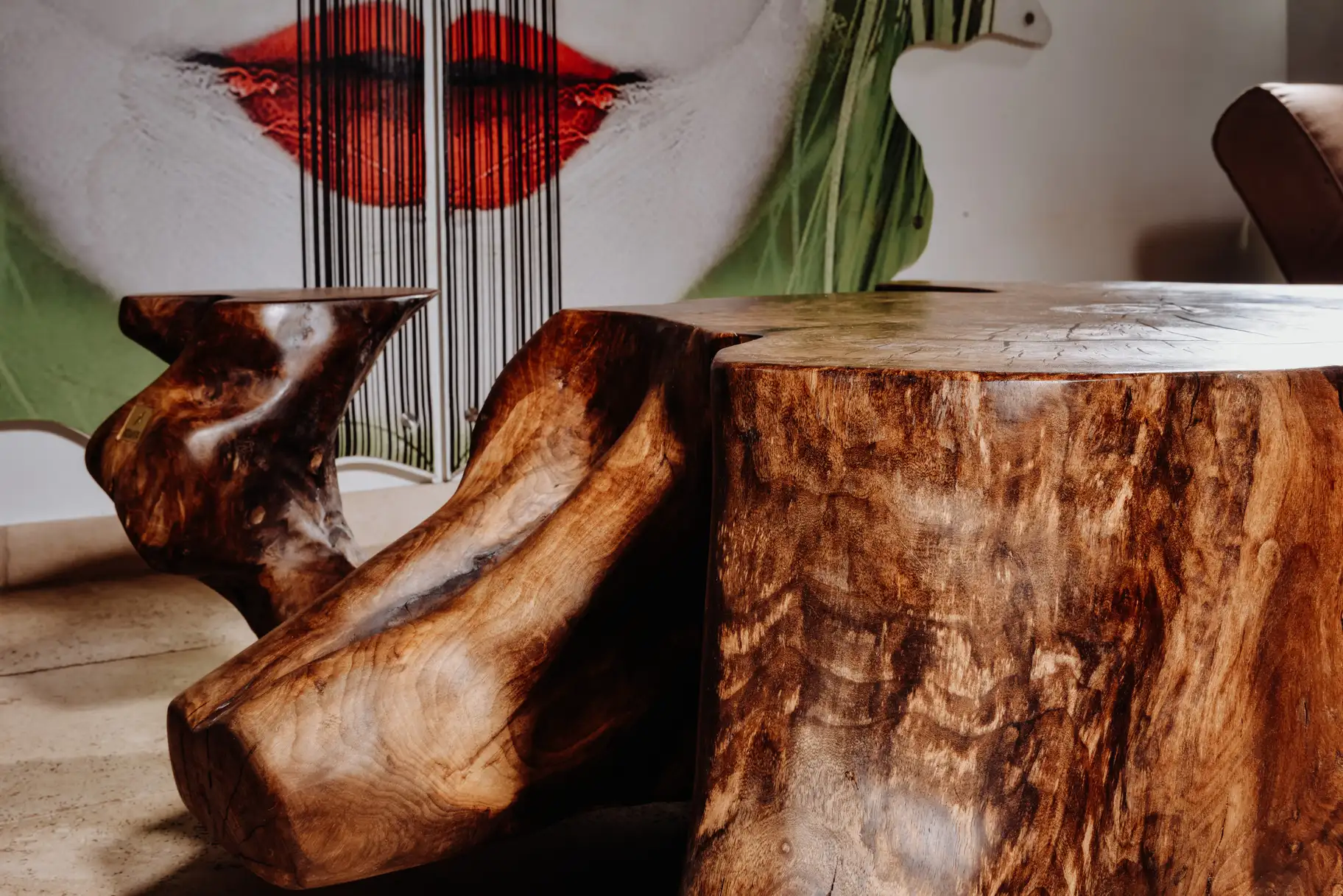 Mesa maciza de raíz hecha de un tronco con veta natural y tablero de nogal resistente, detalles 2.