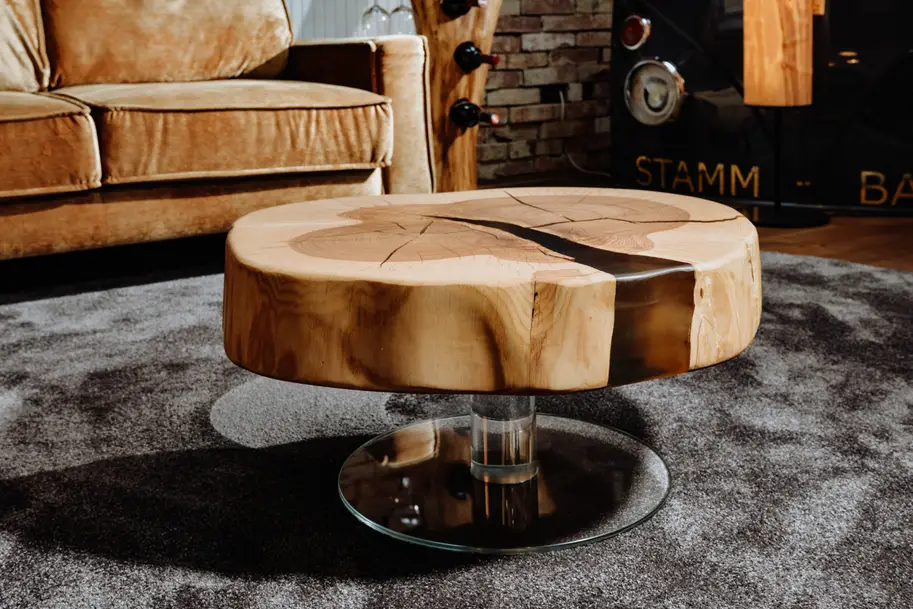Mesa de café de diseñador hecha de un tronco con superficie de madera natural de fresno exclusiva.