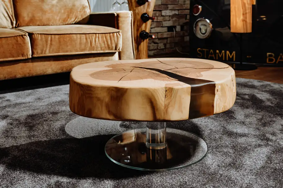 Designer Couchtisch aus einem Baumstamm mit exklusiver Naturholz Oberfläche aus Esche