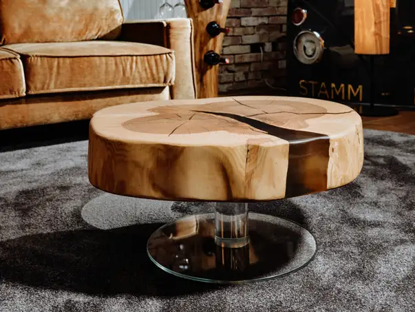 Tavolino da caffè design realizzato con un tronco e superficie in legno naturale di frassino esclusivo.