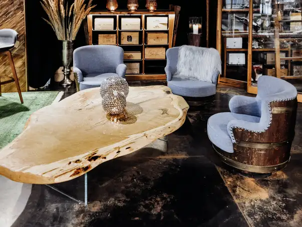 Tavolino da caffè massiccio realizzato con un tronco e piano in legno di quercia naturale.