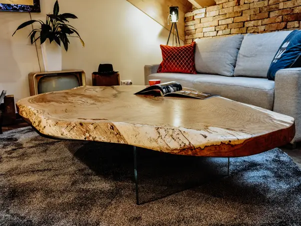 Mesa de café hecha de un tronco con elegante veta y patas de vidrio de roble de Stammdesign, 1.