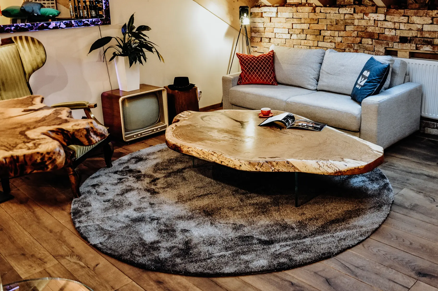 Couchtisch aus einem Baumstamm mit eleganter Maserung und Glasbeinen aus Eiche von Stammdesign 2