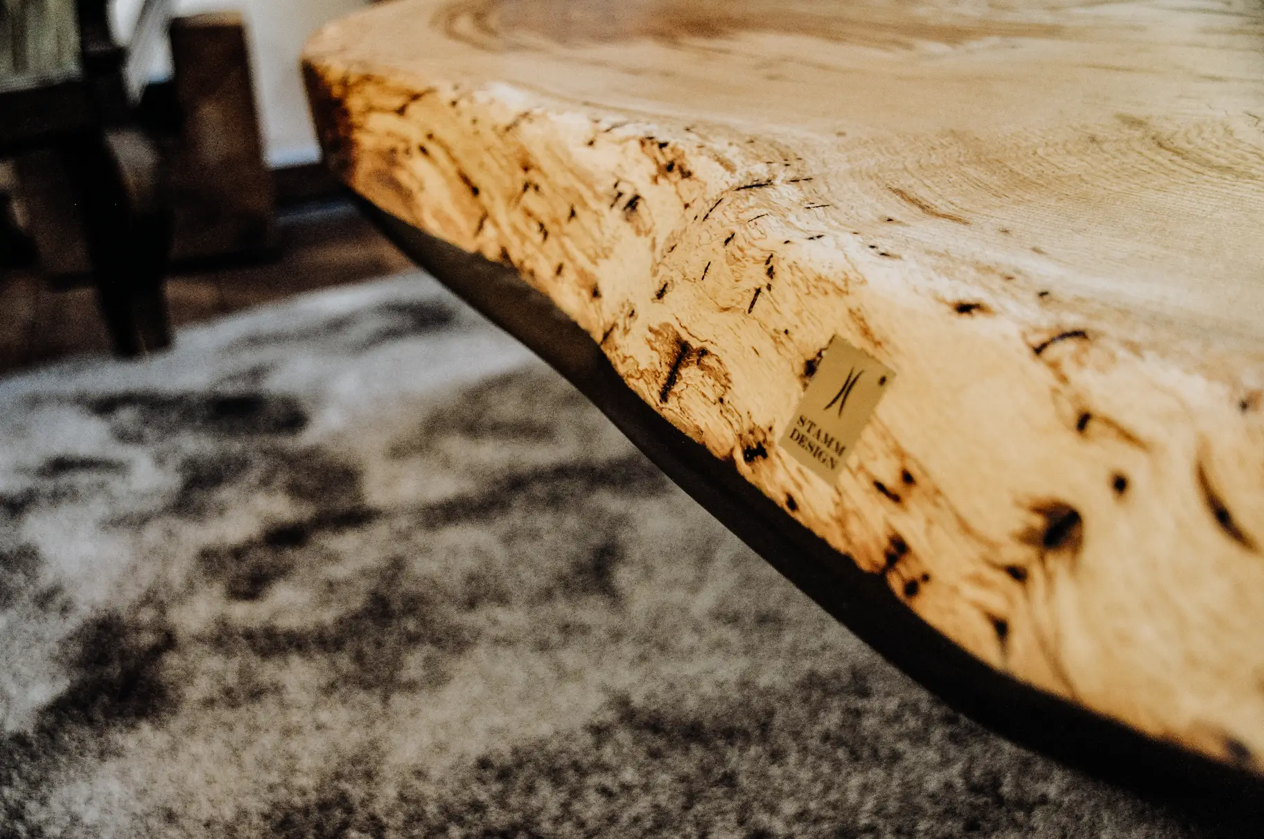Couchtisch aus einem Baumstamm mit eleganter Maserung und Glasbeinen aus Eiche von Stammdesign, Details