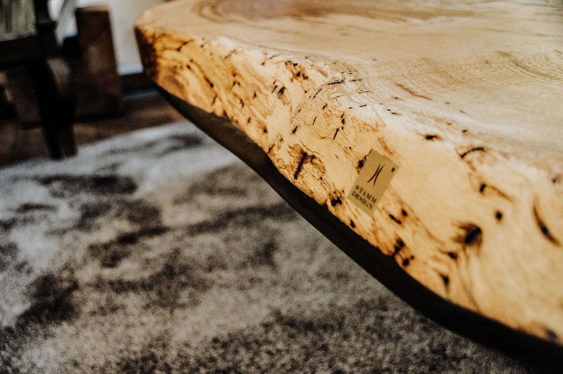 Mesa de café hecha de un tronco con elegante veta y patas de vidrio de roble de Stammdesign, detalles.