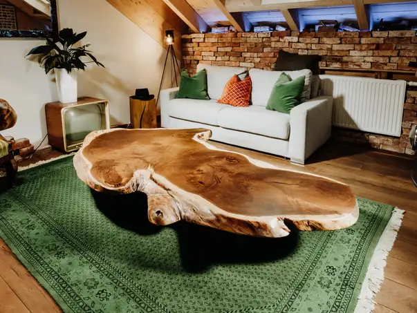 Tavolino da caffè esclusivo design realizzato con un tronco e piano in rovere massiccio.