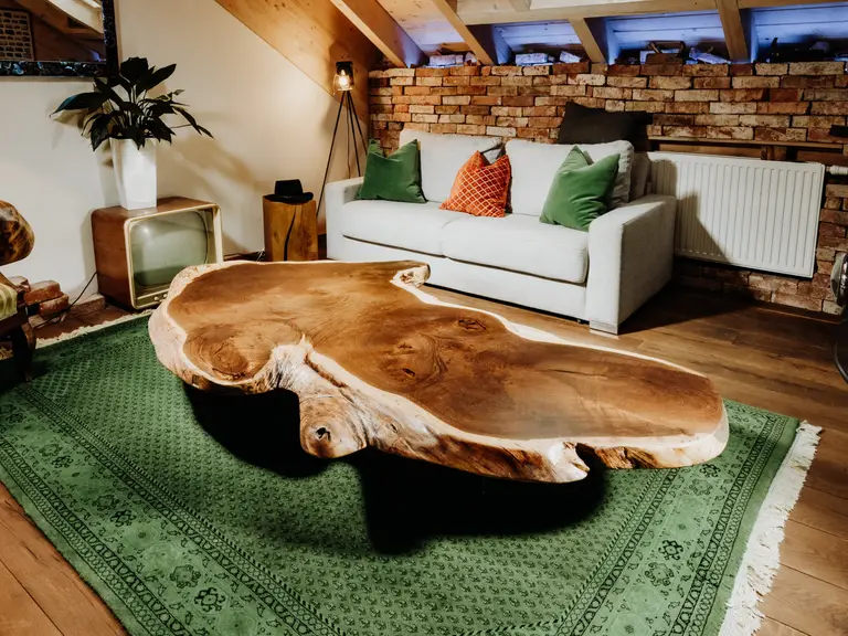 Tavolino da caffè esclusivo design realizzato con un tronco e piano in rovere massiccio.