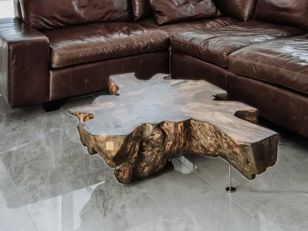 Mesa de café de alta calidad hecha de una raíz de nogal con patas de metal de Stammdesign.