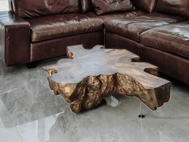 Tavolino da caffè di alta qualità realizzato con una radice di noce e piedi in metallo di Stammdesign.