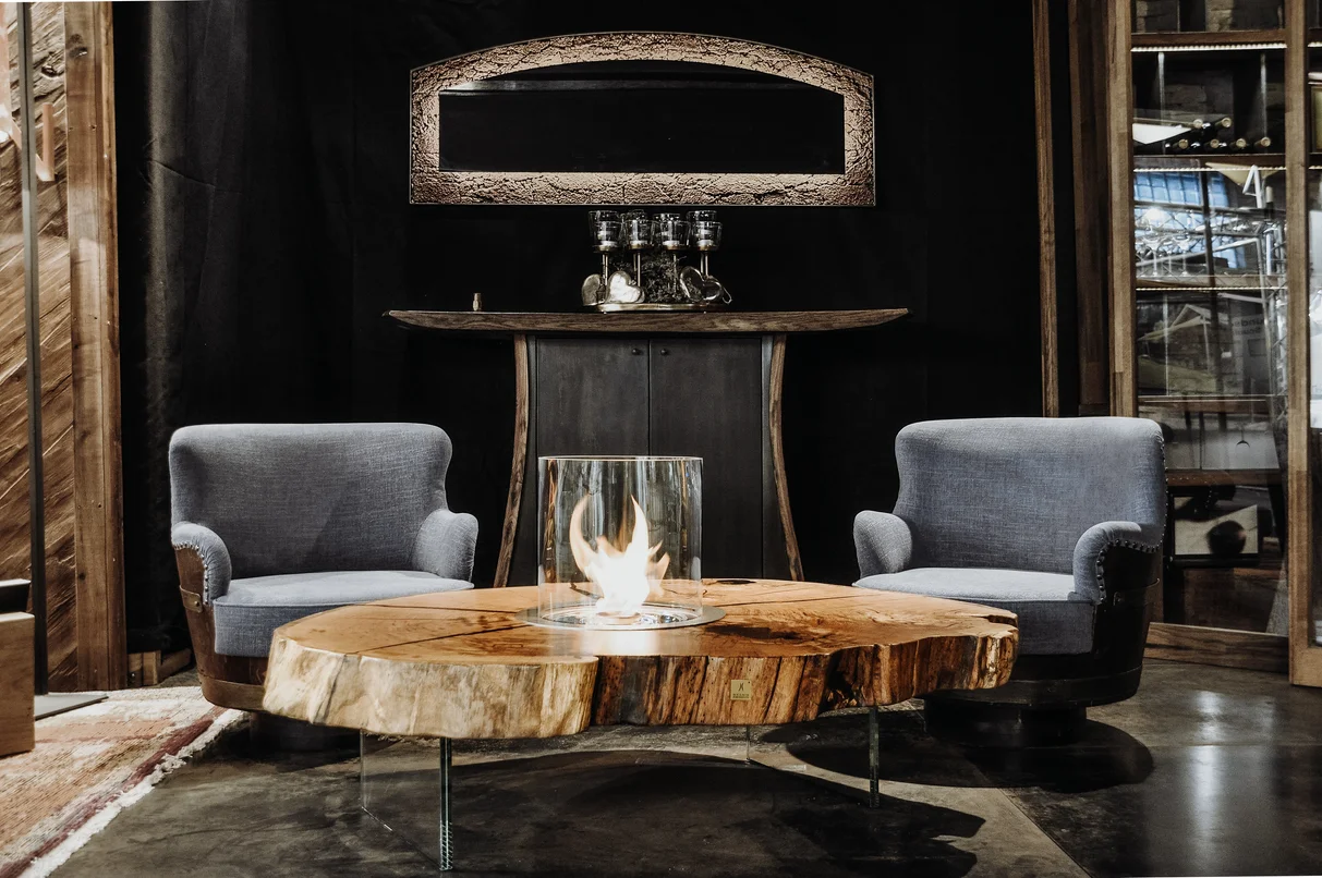 Mesa de fuego artesanal hecha de un tronco con mesa de madera de roble natural.