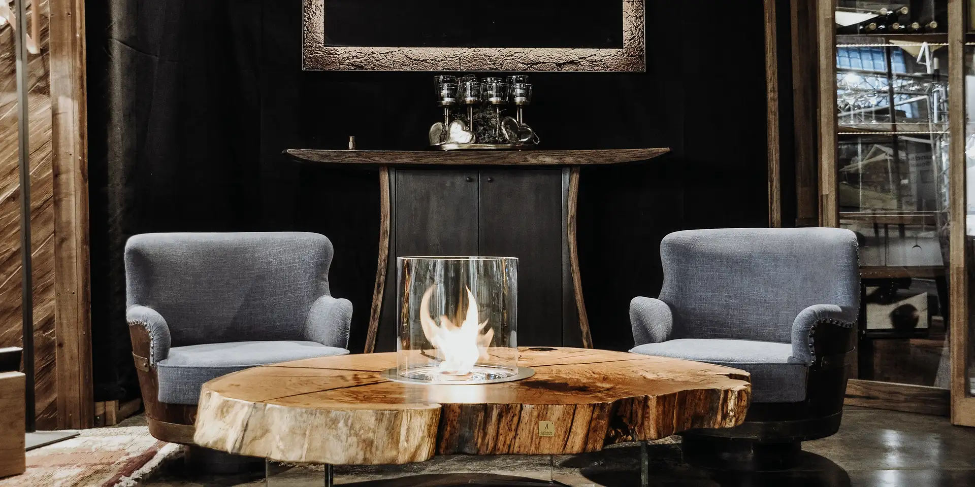 Table de feu artisanale en tronc d’arbre avec plateau en bois de chêne naturel.