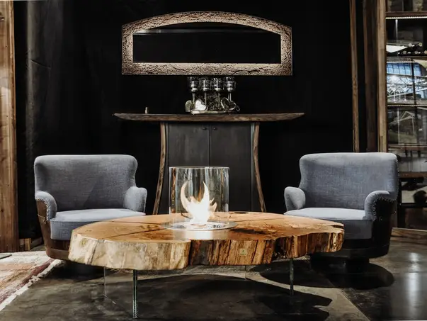 Mesa de fuego artesanal hecha de un tronco con mesa de madera de roble natural.