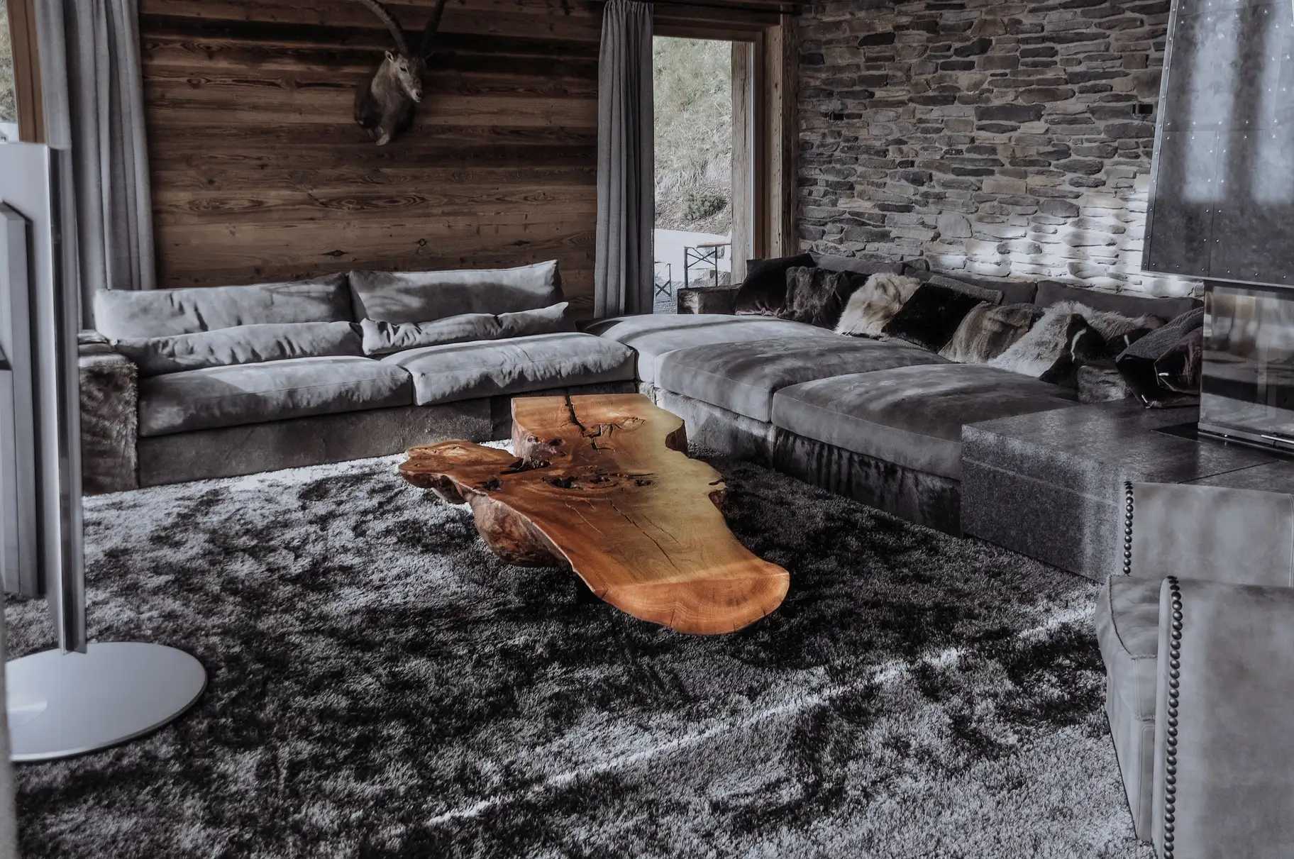 Moderner Couchtisch aus einem Baumstamm der Holzart Ulme von Stammdesign, Ansicht 3