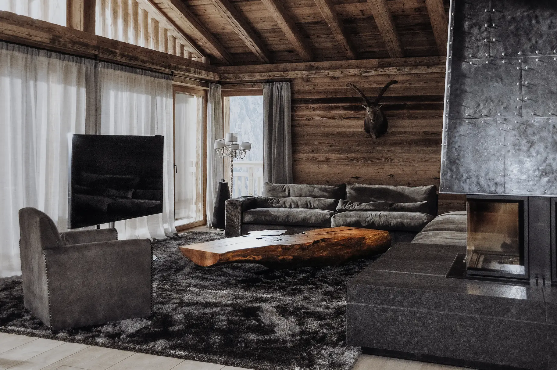 Moderner Couchtisch aus einem Baumstamm der Holzart Ulme von Stammdesign, Ansicht 1