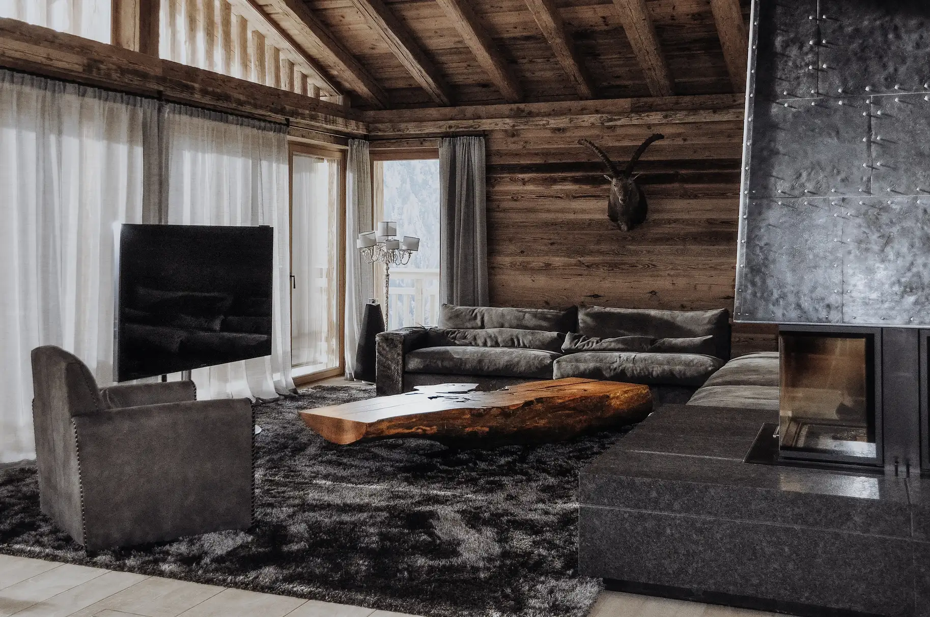 Tavolino moderno realizzato con un tronco di olmo di Stammdesign, vista 1.