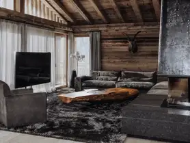 Moderner Couchtisch aus einem Baumstamm der Holzart Ulme von Stammdesign, Ansicht 1