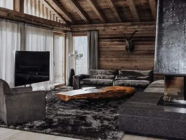 Tavolino moderno realizzato con un tronco di olmo di Stammdesign, vista 1.