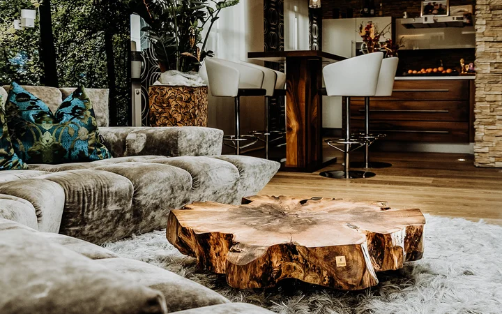 Mesa de café maciza hecha de la raíz de un tronco entero, fabricada en nogal.