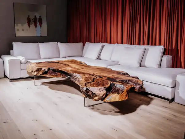 Unico tavolino da caffè design realizzato con un tronco e venatura esclusiva di ciliegio, fatto a mano da Stammdesign.