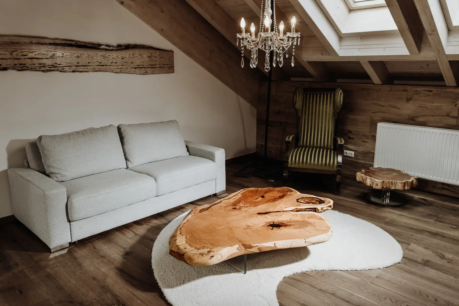 Tavolino da caffè di alta qualità realizzato con un tronco, gambe eleganti in vetro e piano in legno di rovere naturale.