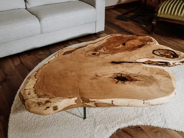Mesa de café de alta calidad hecha de un tronco con patas de vidrio elegantes y mesa de madera de roble natural.