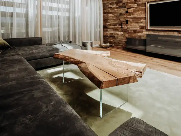 Tavolino rustico realizzato con un tronco, venatura vivace e piano in rovere massiccio, lato destro.