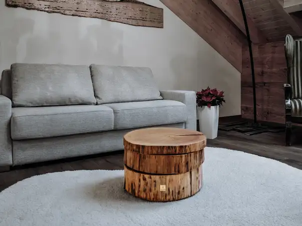 Tavolino da caffè design realizzato con fette di quercia, fatto a mano da Stammdesign.