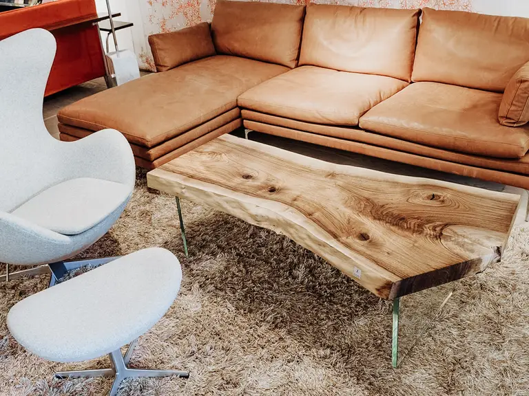 Tavolino da caffè design realizzato con un tronco, superficie esclusiva e gambe in vetro di noce stabili.
