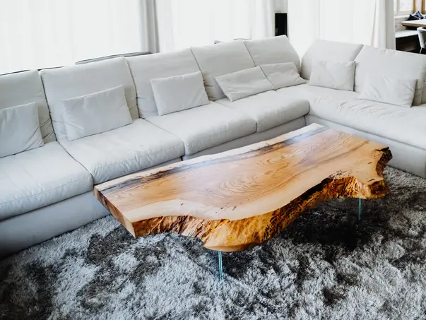 Mesa de café maciza hecha de un tronco con veta única y mesa de madera de fresno resistente.