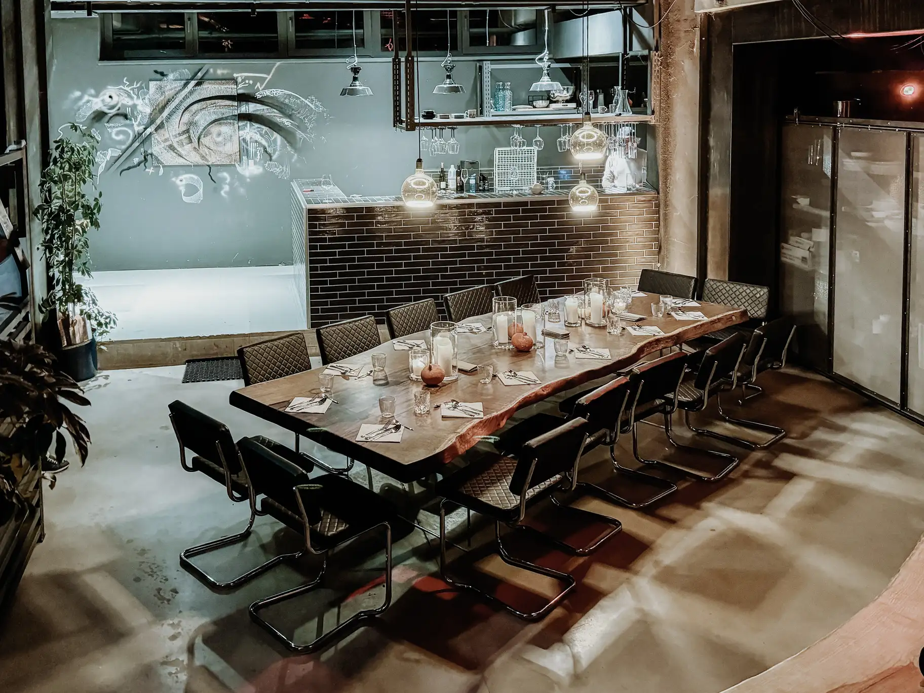 Tavolo da ristorante design realizzato con un tronco, finitura in legno naturale esclusivo e gambe in vetro stabili.