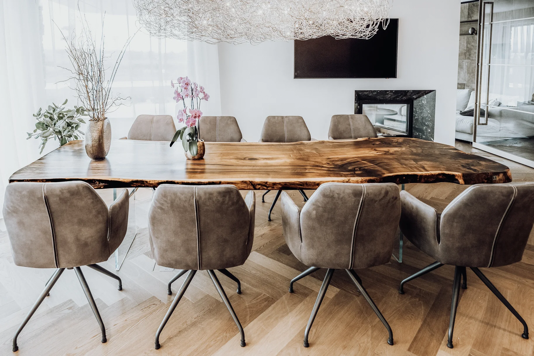Mesa de salón de alta calidad hecha de un tronco con hermosa veta y mesa de nogal macizo, vista lateral larga.