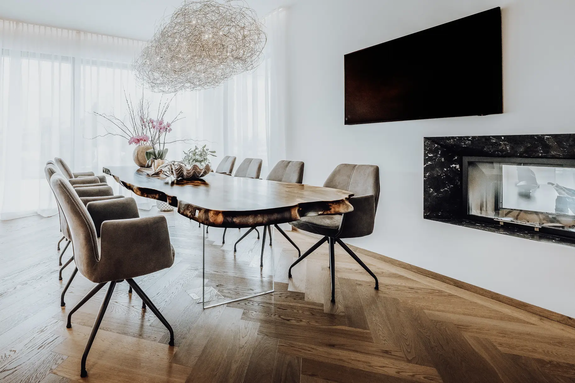 Hochwertiger Wohnzimmer-Tisch aus einem Baumstamm mit schöner Maserung und massiver Tischplatte aus Nussbaum, Seite