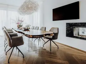 Mesa de salón de alta calidad hecha de un tronco con hermosa veta y mesa de nogal macizo, vista lateral.