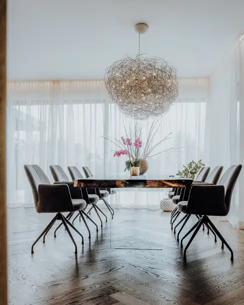Hochwertiger Wohnzimmer-Tisch aus einem Baumstamm mit schöner Maserung und massiver Tischplatte aus Nussbaum, frontal