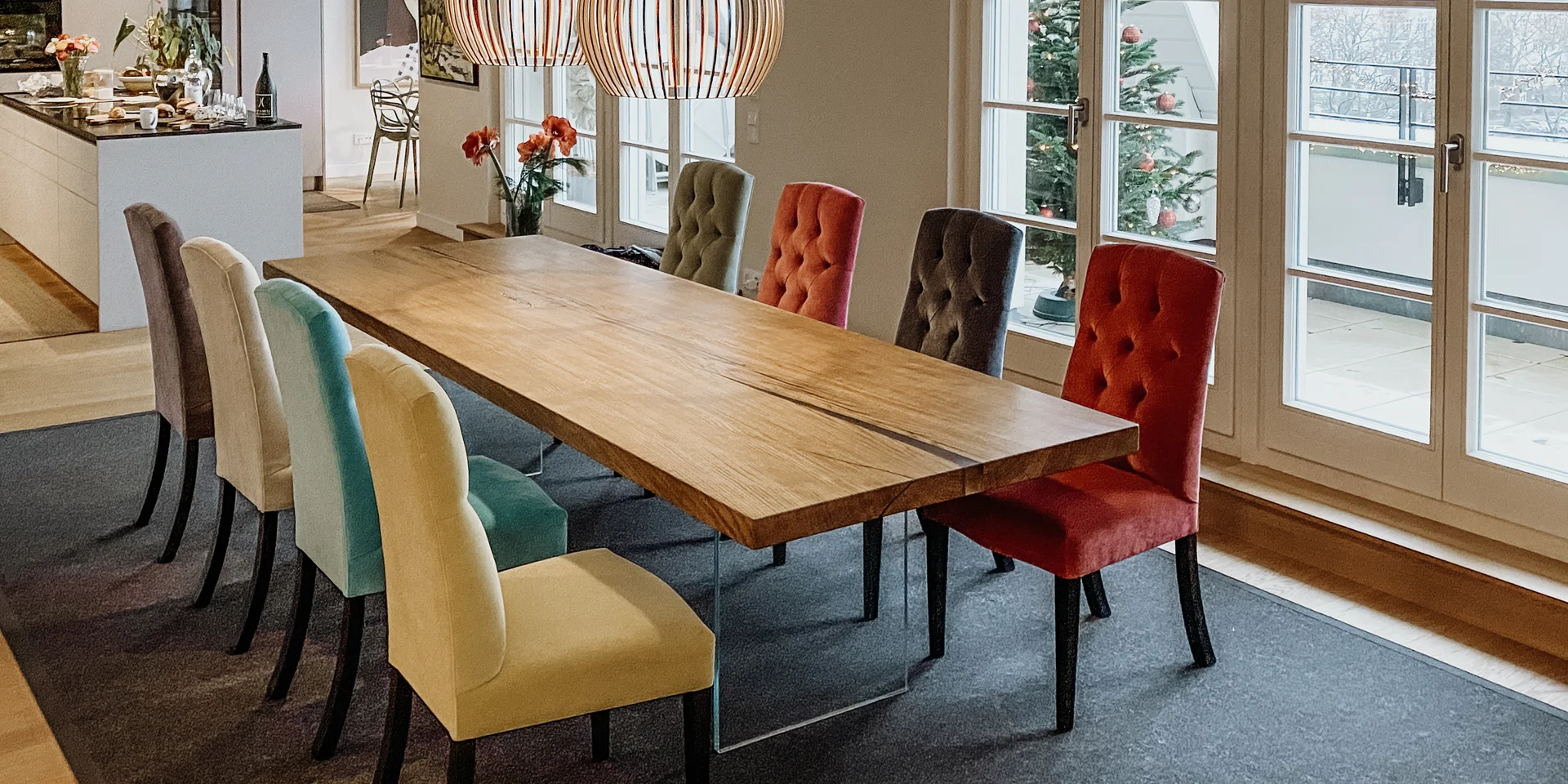 Mesa de comedor única hecha de un tronco con borde rústico y una robusta mesa de roble, vista lateral.