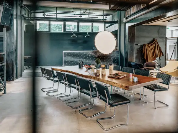 Esclusivo tavolo da designer realizzato con un tronco e piano in rovere fatto a mano, vista laterale.