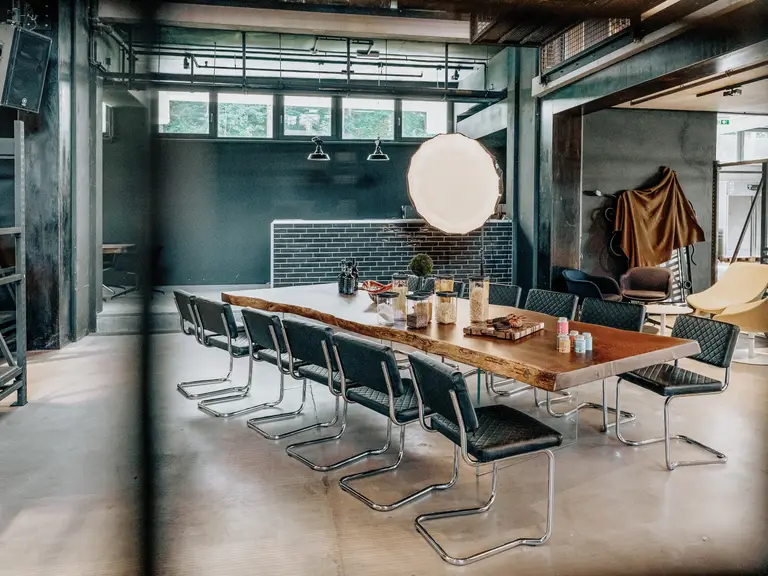 Esclusivo tavolo da designer realizzato con un tronco e piano in rovere fatto a mano, vista laterale.