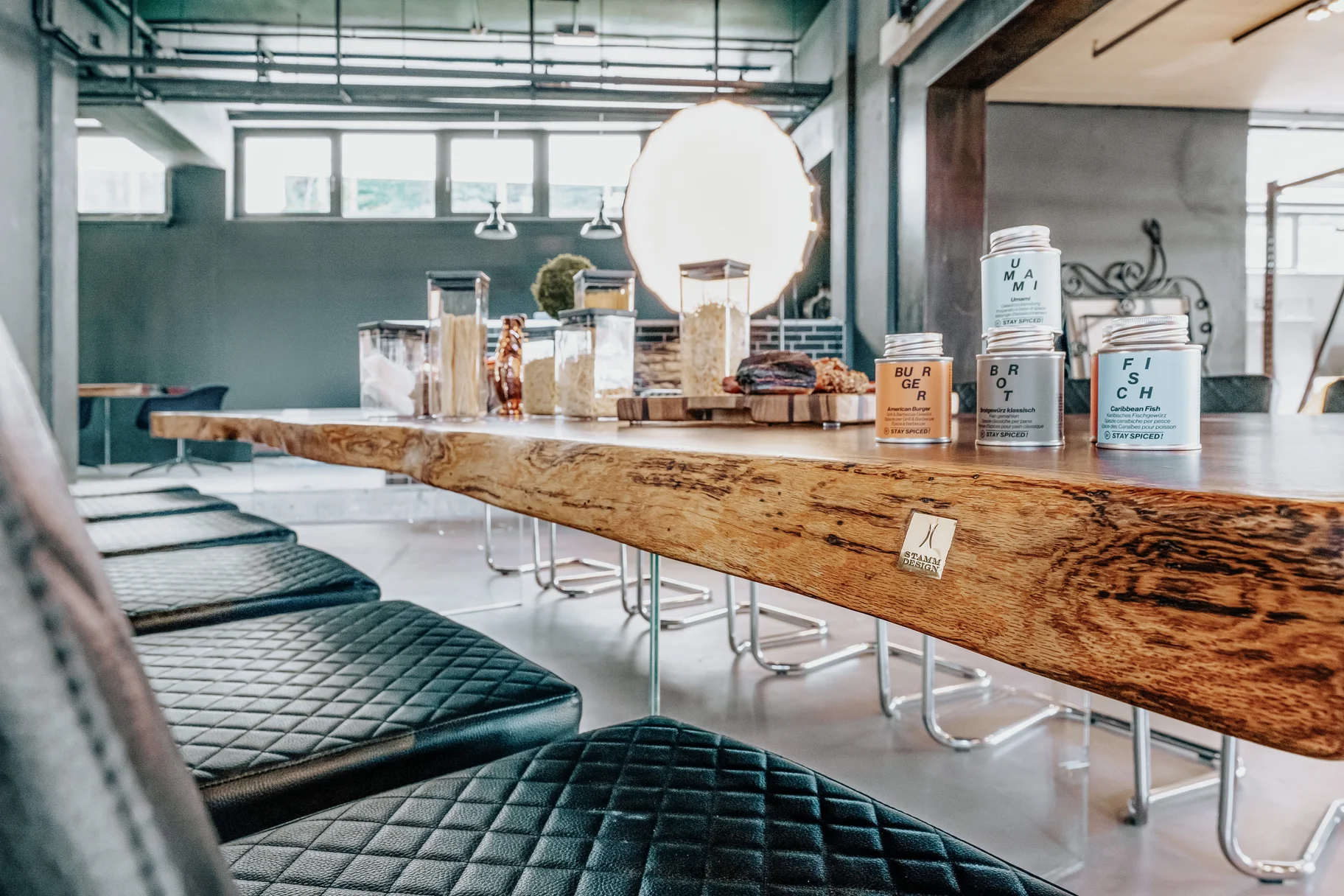 Table design exclusive en tronc d’arbre avec plateau en chêne fait main, vue détaillée.