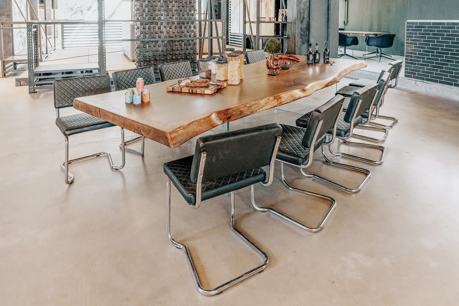 Mesa de diseñador exclusiva hecha de un tronco con mesa de roble hecha a mano.