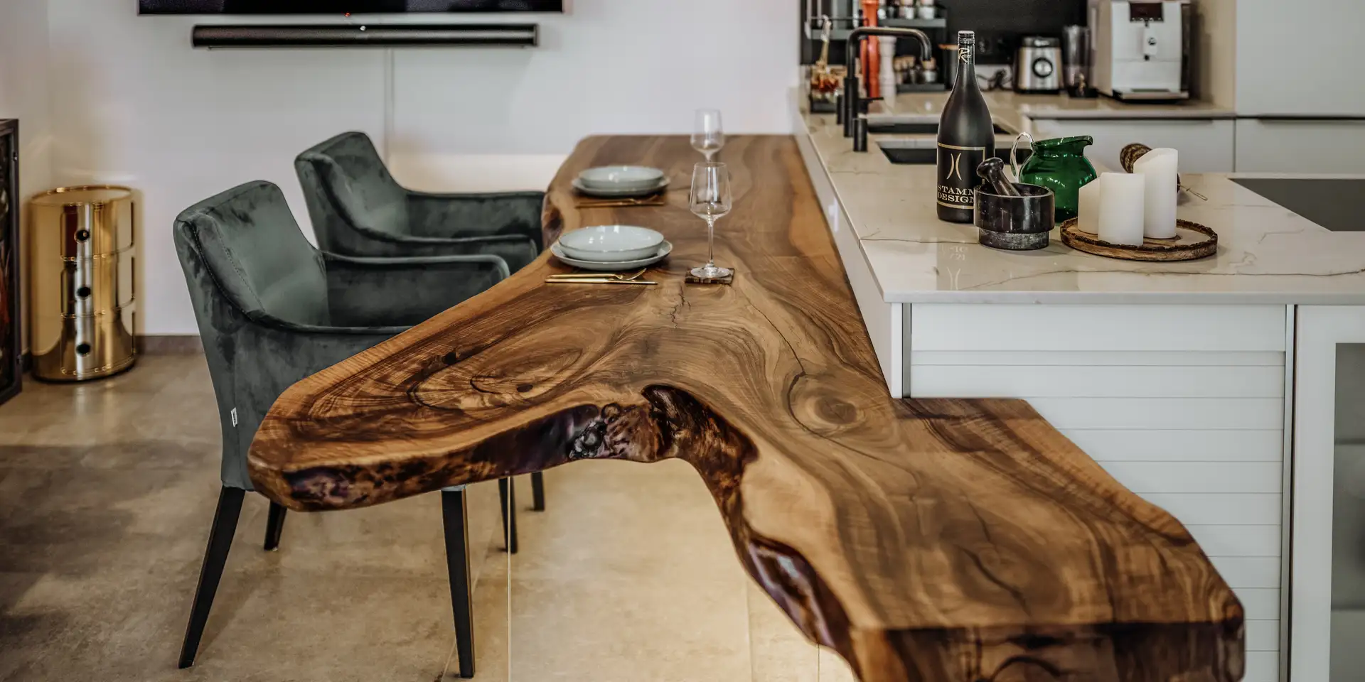 Table de cuisine artisanale en tronc d’arbre avec veinage exclusif et plateau en chêne, vue latérale.
