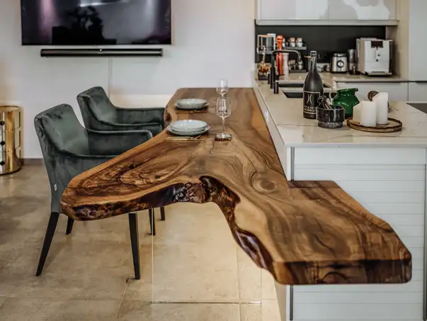 Tavolo da cucina artigianale da un tronco con venatura esclusiva e piano in rovere, vista laterale.
