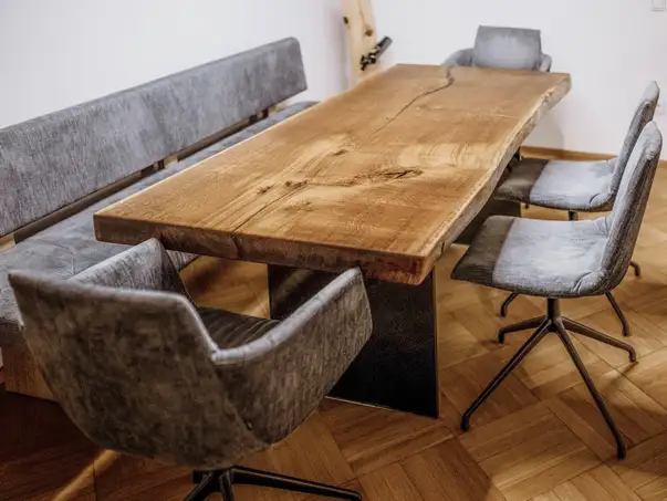 Grande scrivania in legno massello con bordo naturale, realizzata in noce da Stammdesign.