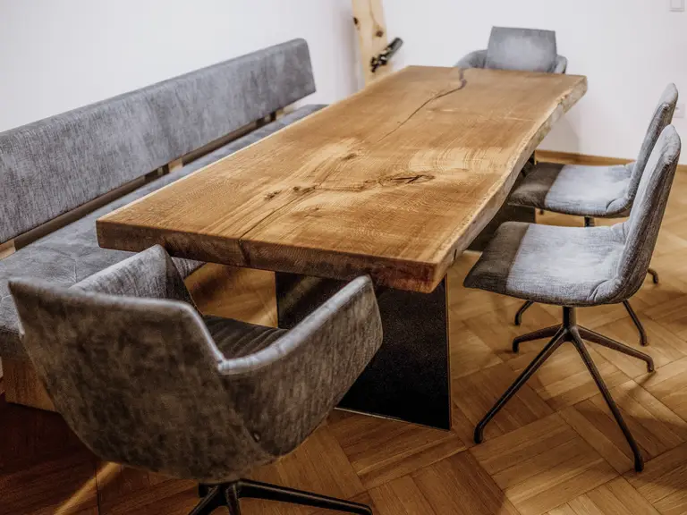 Grande scrivania in legno massello con bordo naturale, realizzata in noce da Stammdesign.