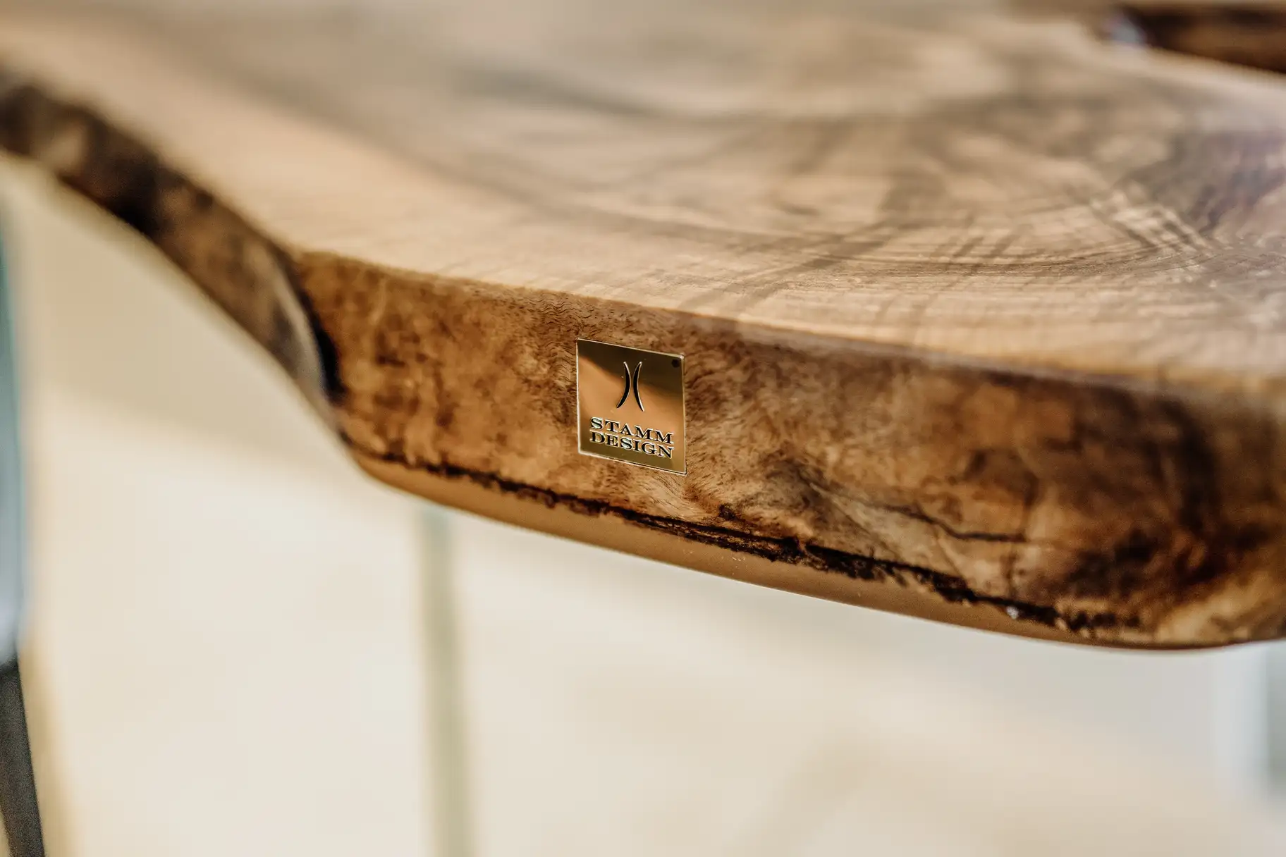 Handcrafted kitchen table from a tree trunk with exclusive grain and an oak tabletop, detailed view.